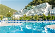 Proljetni odmor u Hotelu Hedera 4* u Maslinica Resortu 4* u Rapcu uz 4 dana i 3 noćenja s polupansionom za 2 odraslih i GRATIS 1. dijete do 6,99 g. te opuštanje u bazenu i Olive Garden Wellness  Spa!