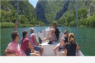 NOVO - iskoristite slobodno vrijeme u prolazu ili na odmoru za jedinstveni izlet sa Dalmatia Travel, Omiš - obilazak kanjona rijeke Cetine brodicom u trajanju 2,5 sata za samo 9 eura/osobi!