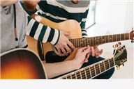 Tečaj gitare ili ukulela - naučite pravilno svirati uz individualni ili grupni  tečaj za početnike u trajanju 8 školskih sati kroz mjesec dana - Upoznajte skale i ritam - rad u malim grupama online ili u učionici, instrumenti osigurani